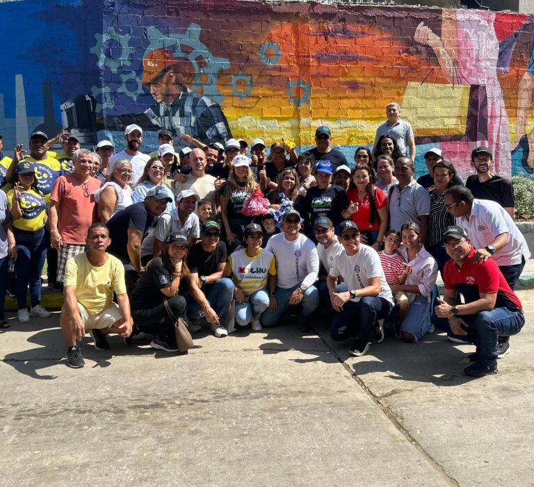 Ana María Aljure, Dina Pardo junto a comunidad y voluntarios en Barranquilla Limpia y Linda en Villa Tarel.