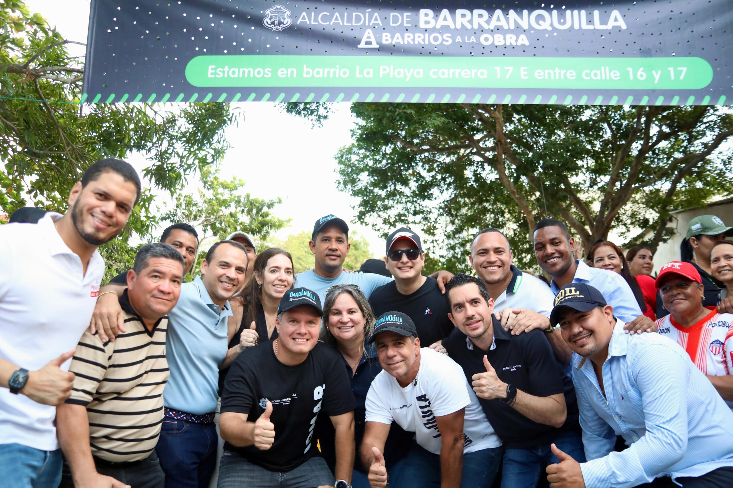 Alcalde Char junto a funcionarios y comunidad en entrega de vías pavimentadas.