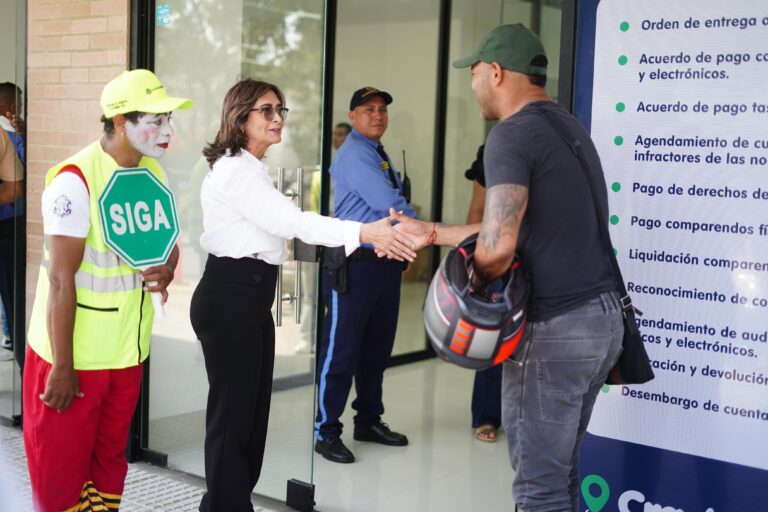 Eucaris Navarro saluda a ciudadano en la nueva sede de la Secretaría de Tránsito y Seguridad Vial.