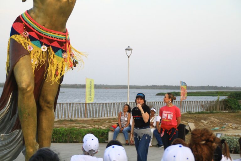 Katia Nule en Shakira Sculpture en Great Malecon.