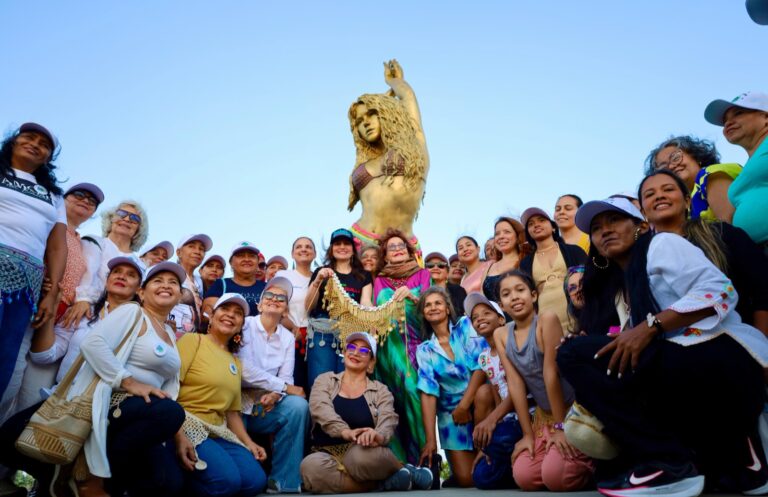 Katia Nule junto a grupo de mujeres en escultura de Shakira en Gran Malecón.