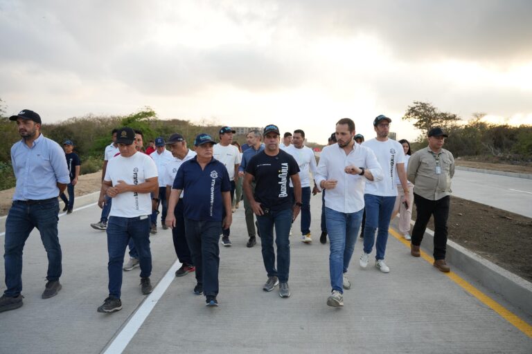 Alcalde Char en compañia de funcionarios recorriendo la prolongación de la calle 98