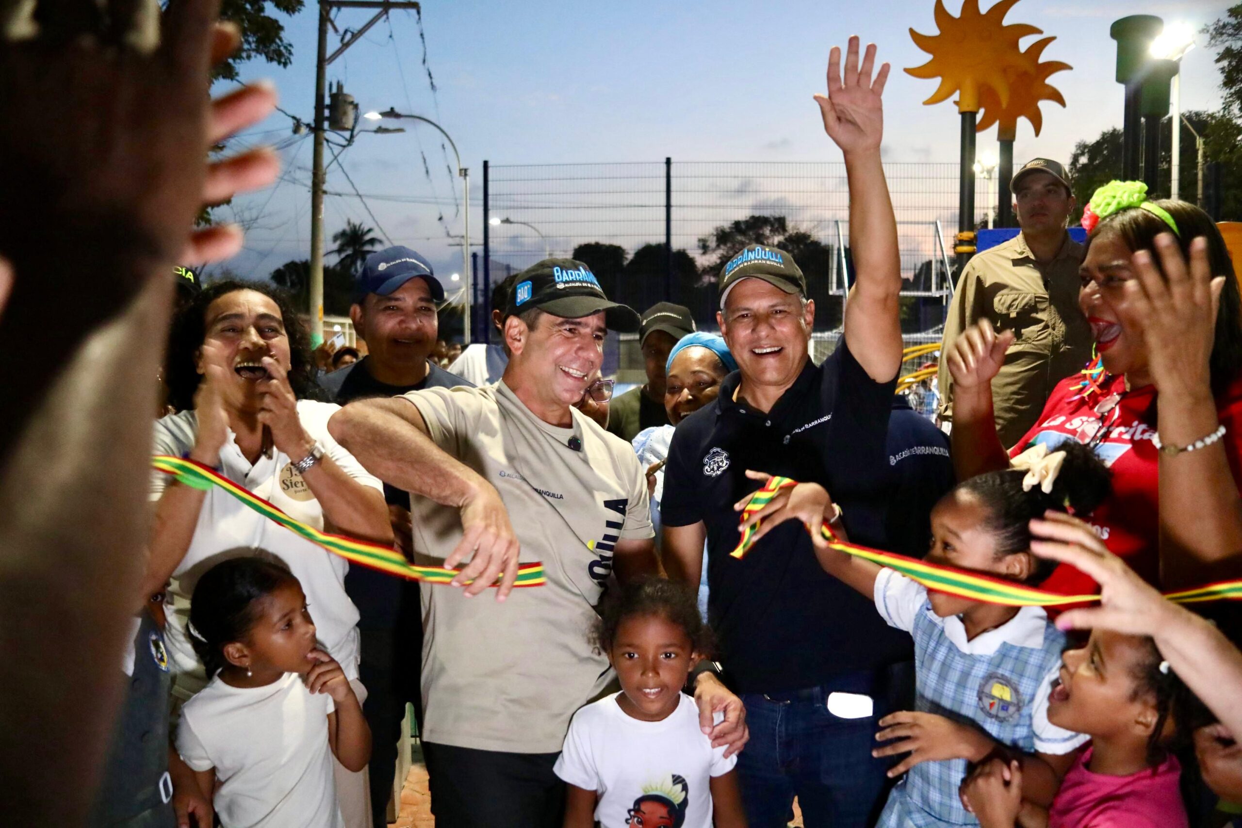 El alcalde Char realiza el corte de cinta en la inauguración del parque en la Sierrita.