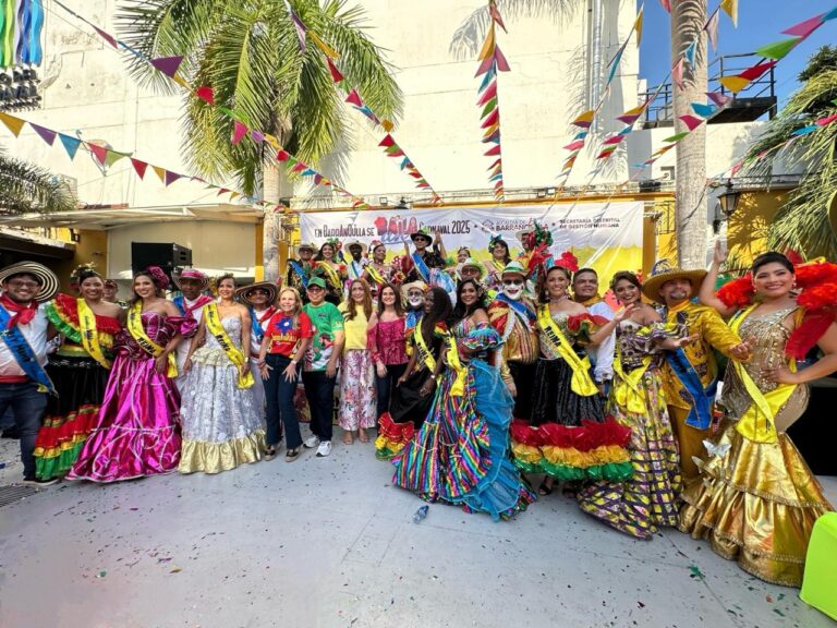 candidatos al reinado del Carnaval Distrital, posan junto a algunos secretarios