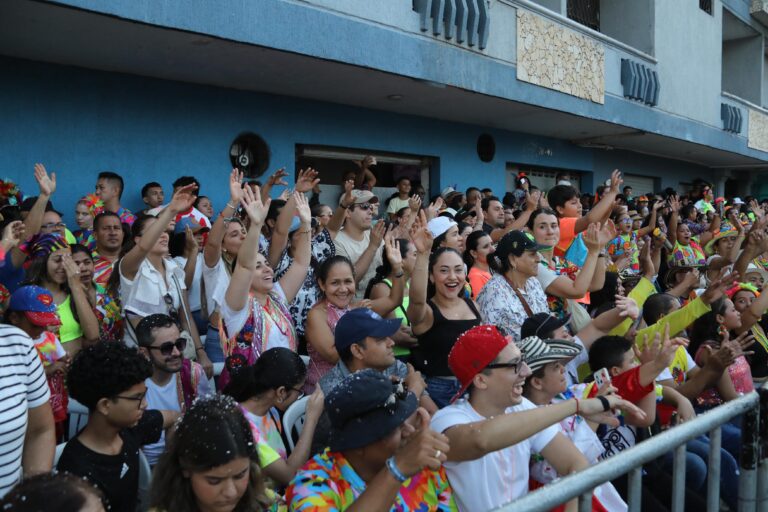 Asistentes alegres en el desfile de La Guacherna 2025.