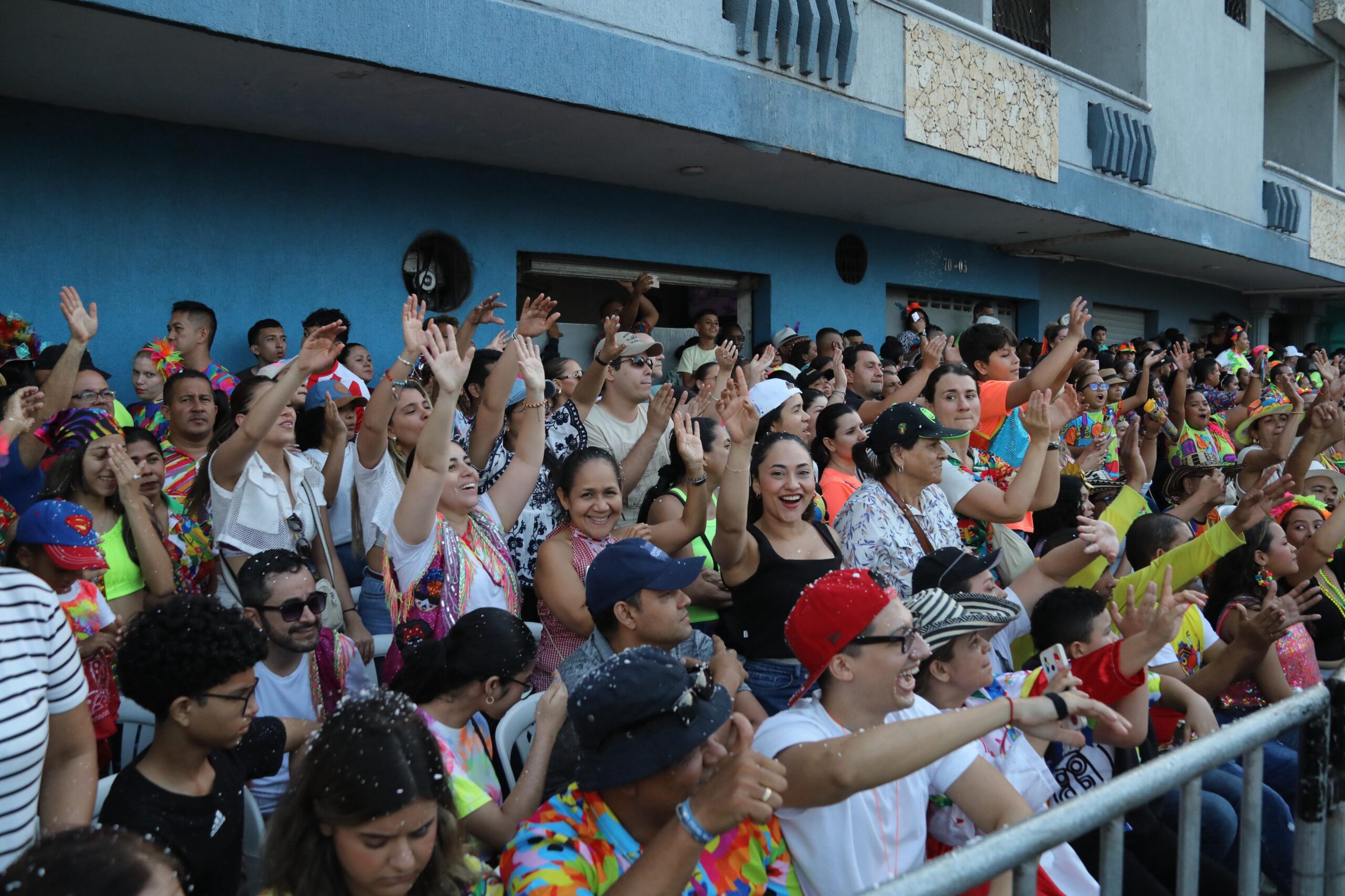 Asistentes alegres en el desfile de La Guacherna 2025.