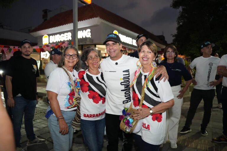 Alcalde Char abraza a ciudadanas en la calle 79.