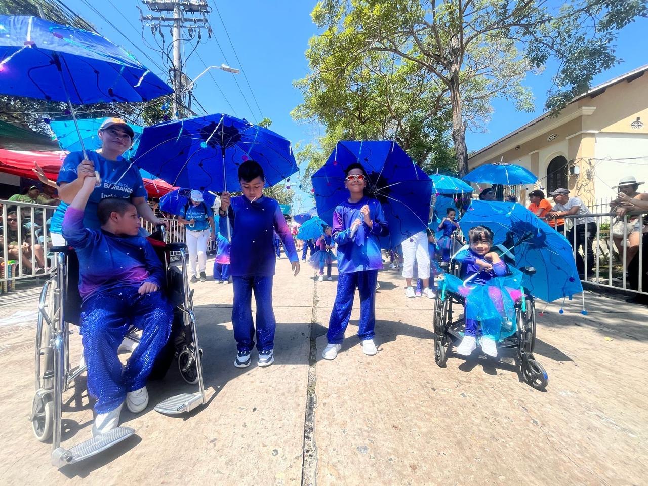 Niños de comparsa inclusiva desfilando durante el Carnaval de los Niños.