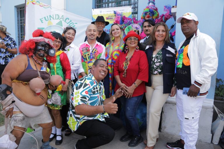 Grupo de fabricantes culturales del sureste en las afueras del Ministerio de Cultura y Patrimonio.