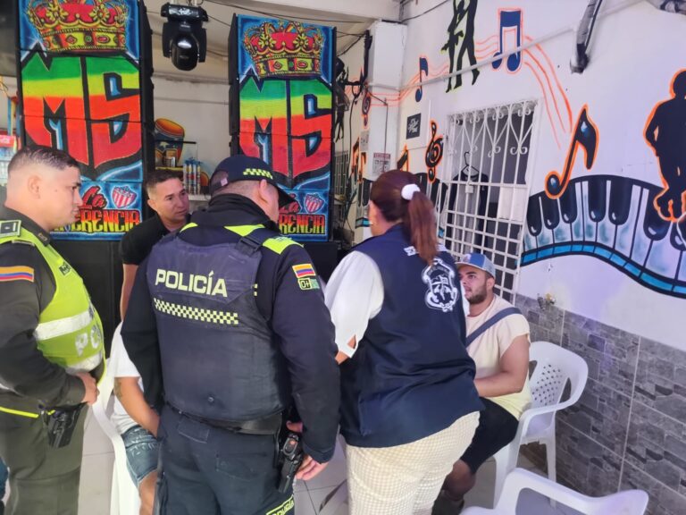 Policía y funcionaria de Alcaldía participan en operativo Caravanas por la Vida.