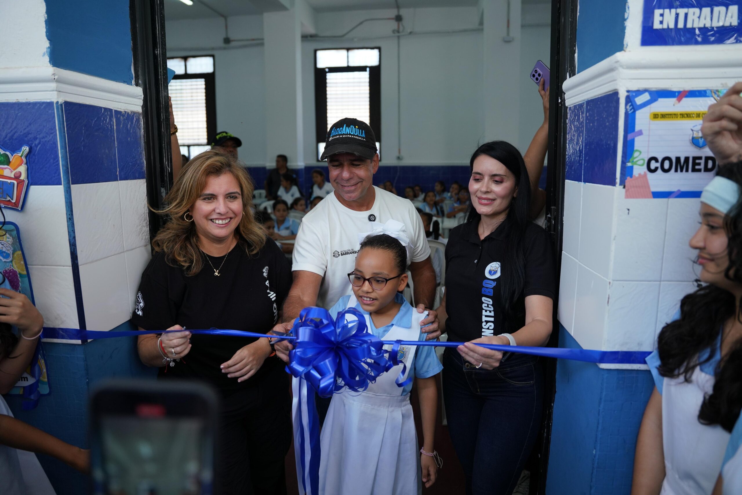 Alcalde Char junto a Paola Amar en inauguración de cocina en institución educativa.