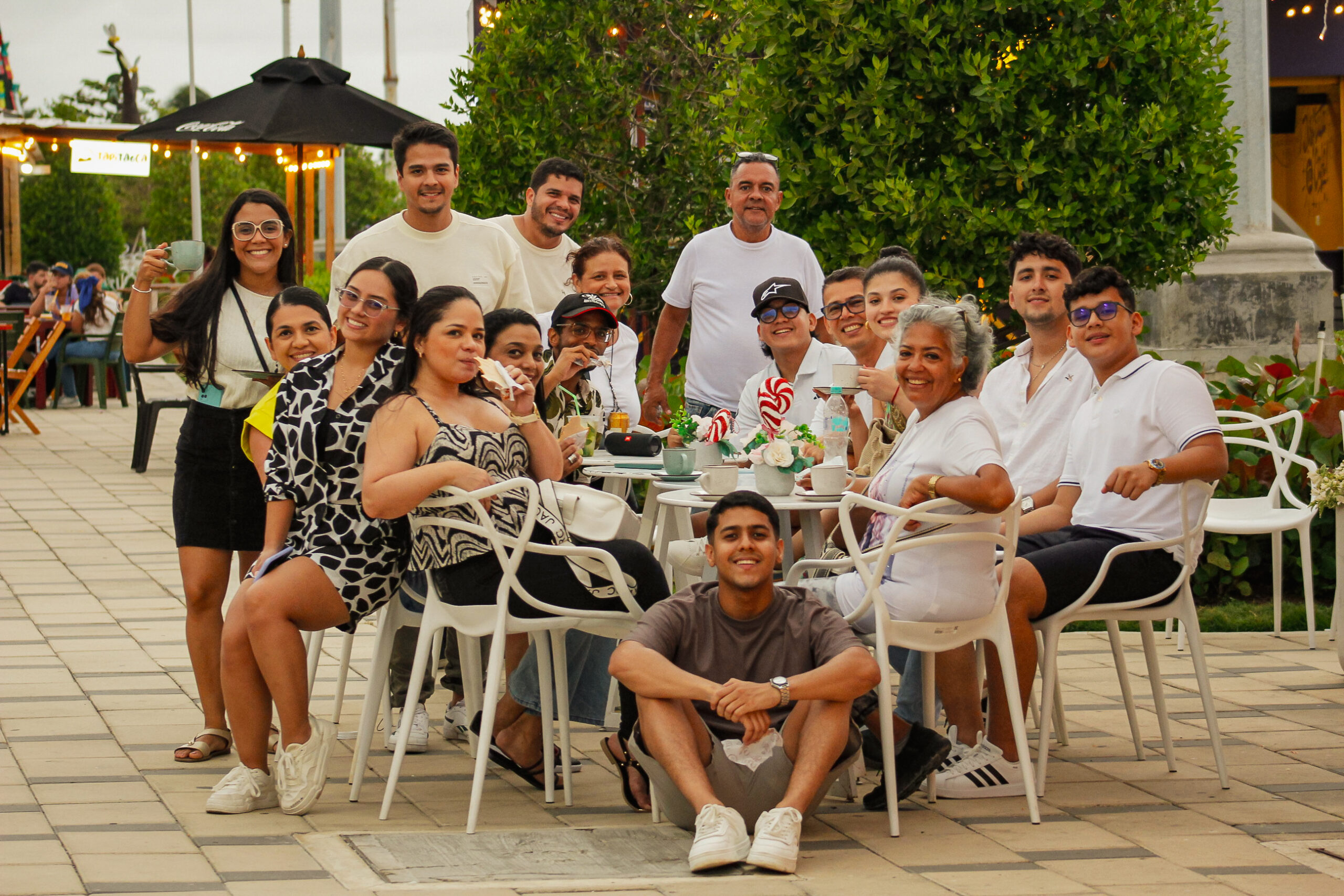 Grupo de personas reunidas comiendo en Gran Malecón.