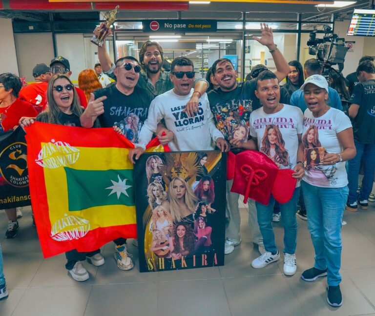 Fans de Shakira en el aeropuerto Ernesto Coritssoz.