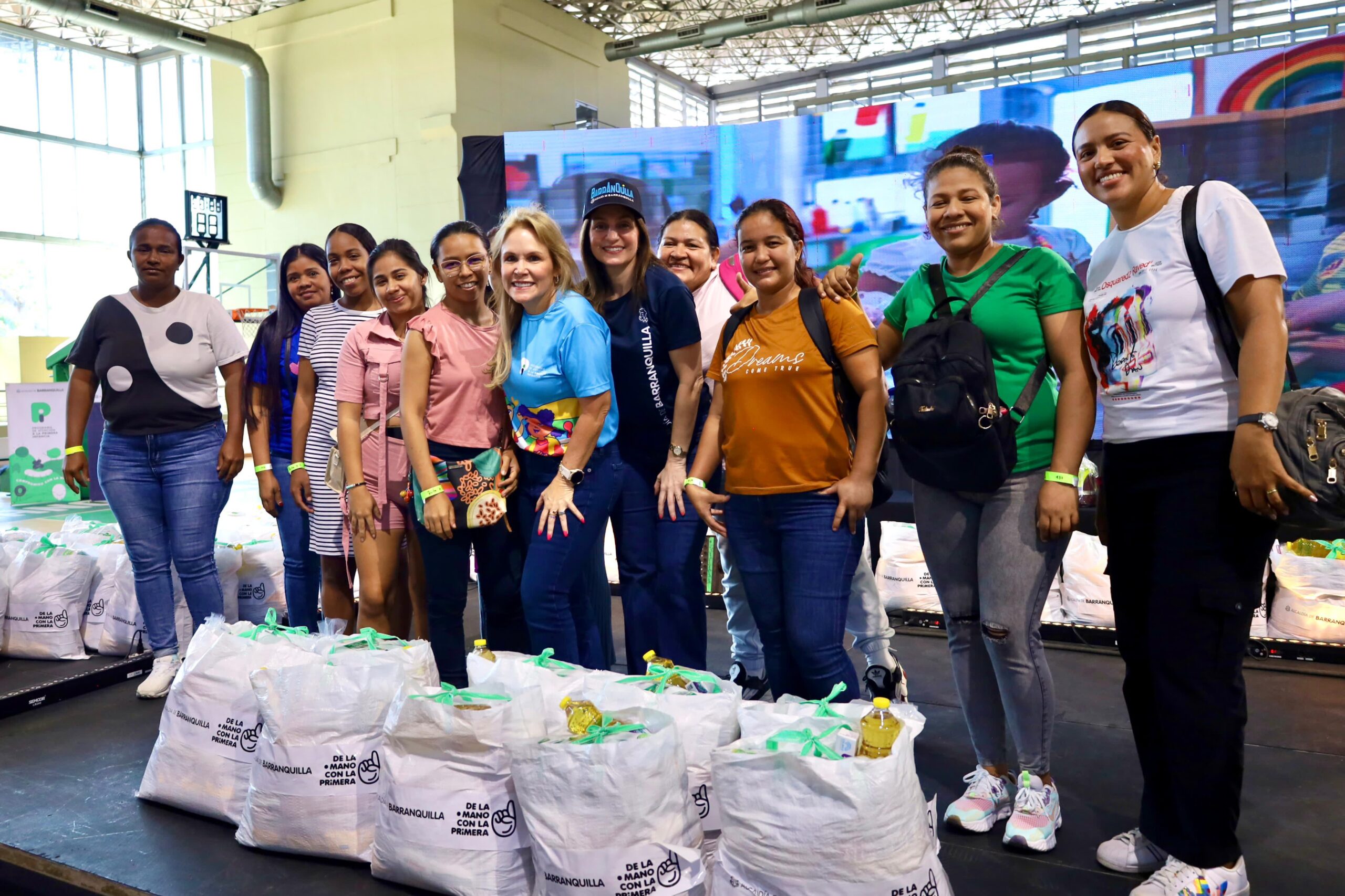 Katia Nule, Patricia Vargas y mujeres beneficiarias de la entrega de mercados.