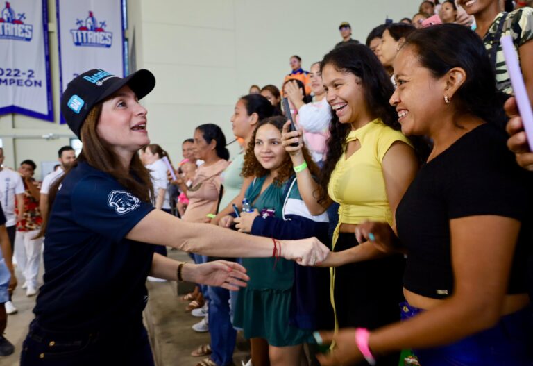 Katia Nule saluda a las mujeres beneficiarias de la entrega del mercado.