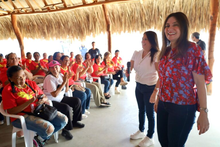 Katia Nule y María Eugenia Yunis con mujeres en la escuela de liderazgo.