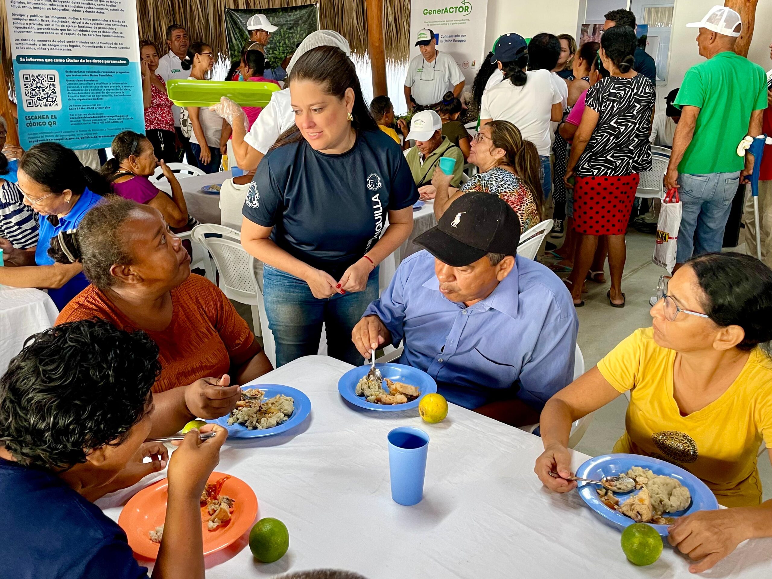 Maria Eugenia Yunis entrega desayunos a personas en situación de vulnerabilidad.