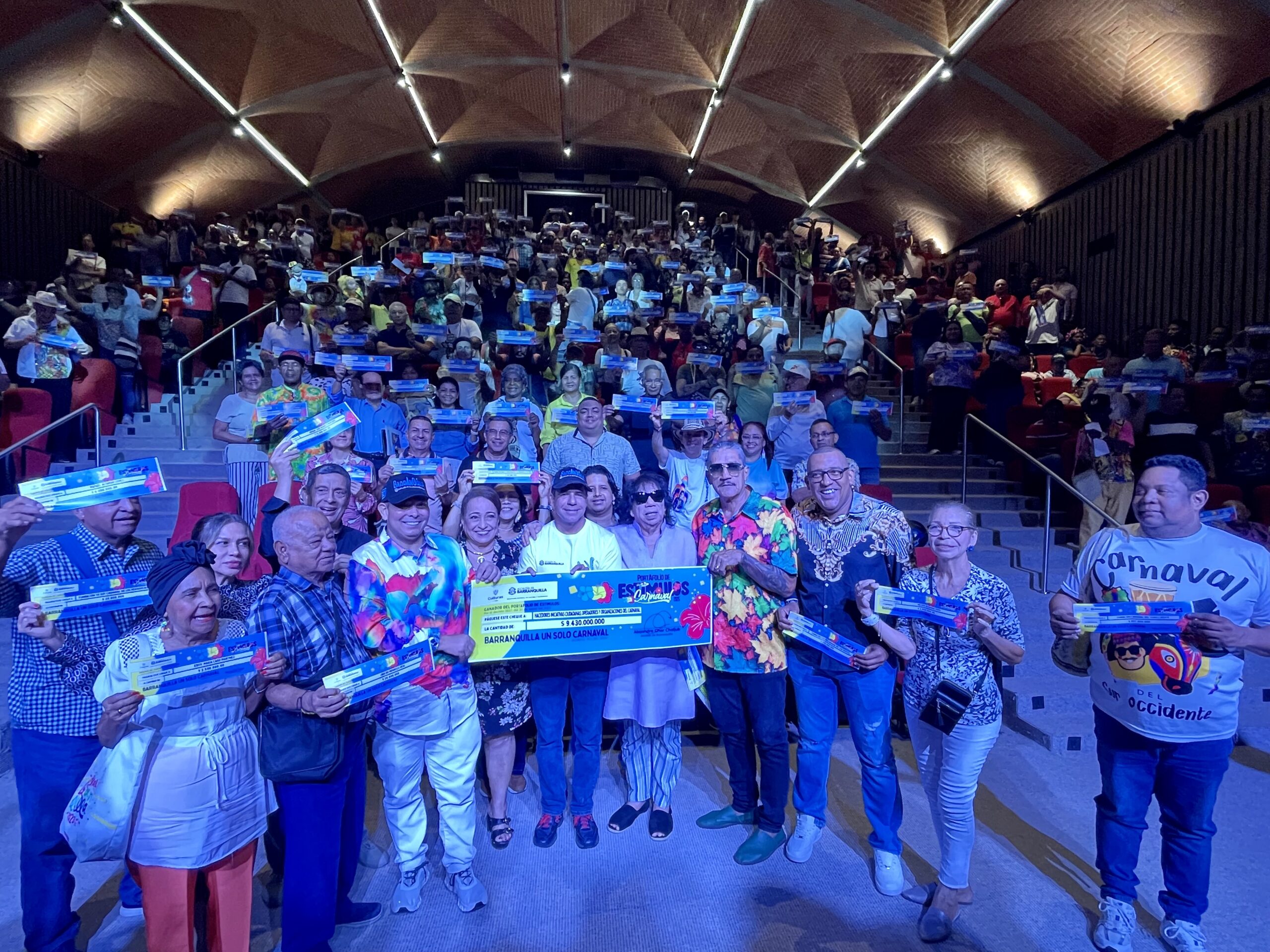 Alcalde Char junto a ganadores de Portafolio de Estímulos del Carnaval 2025 en auditorio.