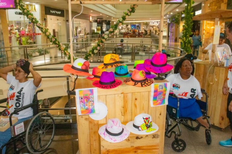 Mujeres emprendedoras en silla de ruedas muestran sus proyectos en la feria del Carnaval.