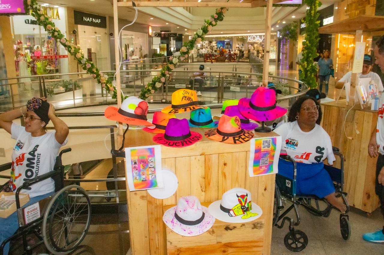 Mujeres emprendedoras en silla de ruedas muestran sus proyectos en la feria del Carnaval.