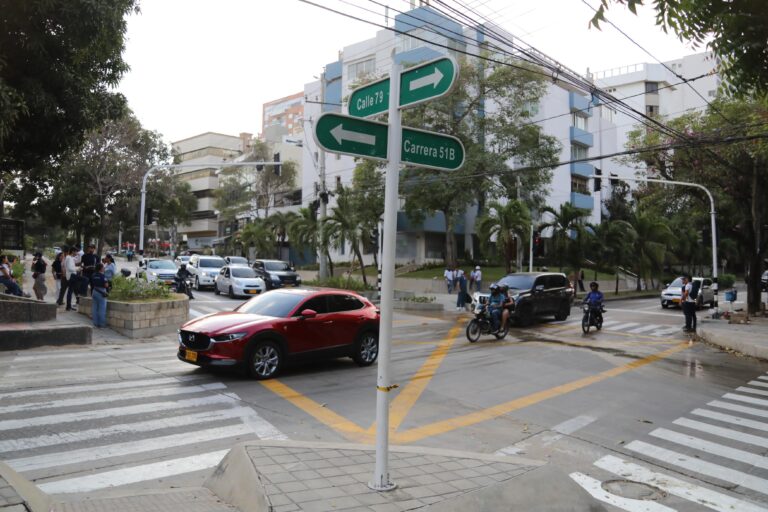 Vehículos circulando por la recién ampliada calle 79.