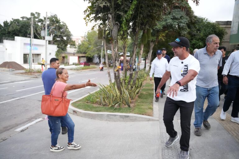 Alcalde Char saluda a ciudadana durante la entrega de obra de ampliación vial.