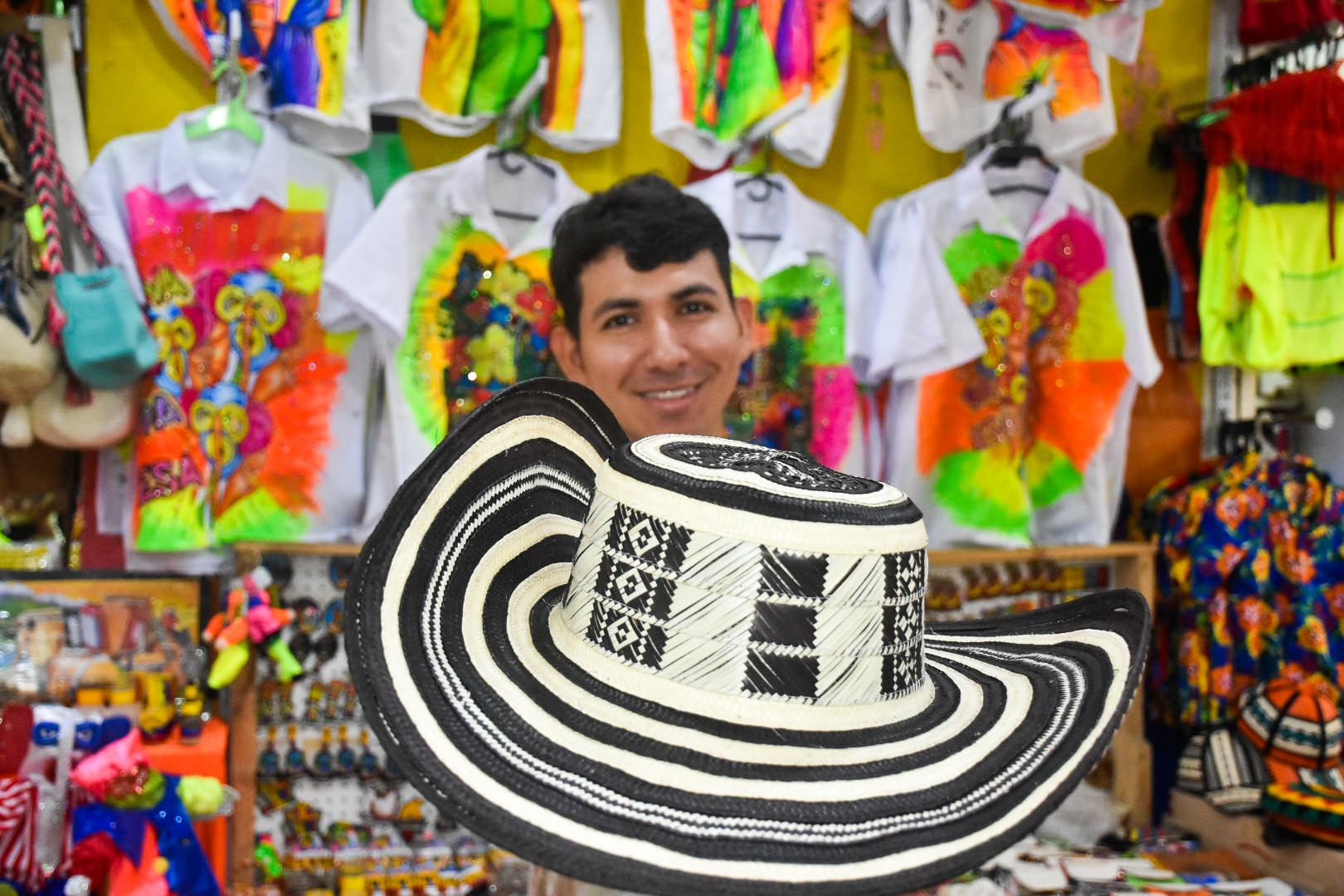 Artesano exhibe sombrero vueltiao en feria del Carnaval.