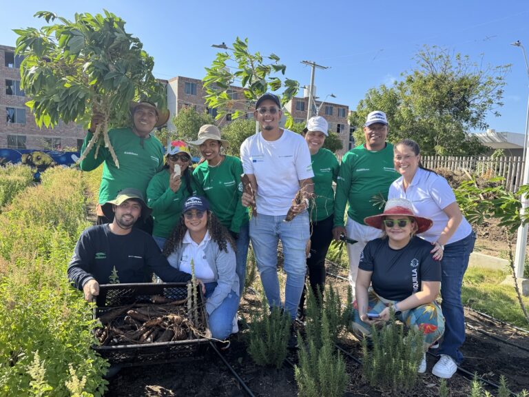 María Eugenia Yunis, Comunidad y funcionarios participan en Gardenias Huerta del Programa Generactor.