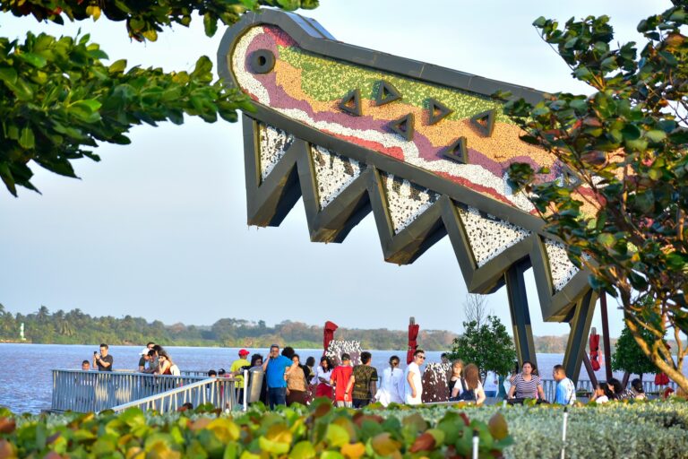 Vista del Caimán del Río en el Gran Malecón.