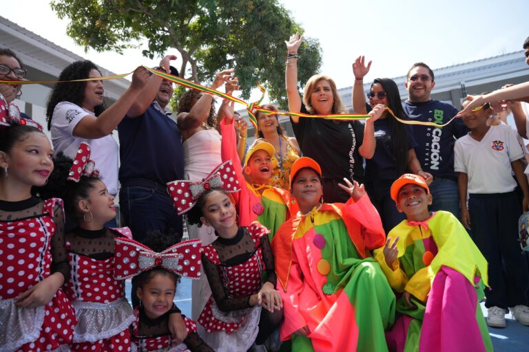 Paola Amar junto a docentes y estudiantes de la Institución Educativa José Eusebio Caro en entrega de adecuaciones realizadas.