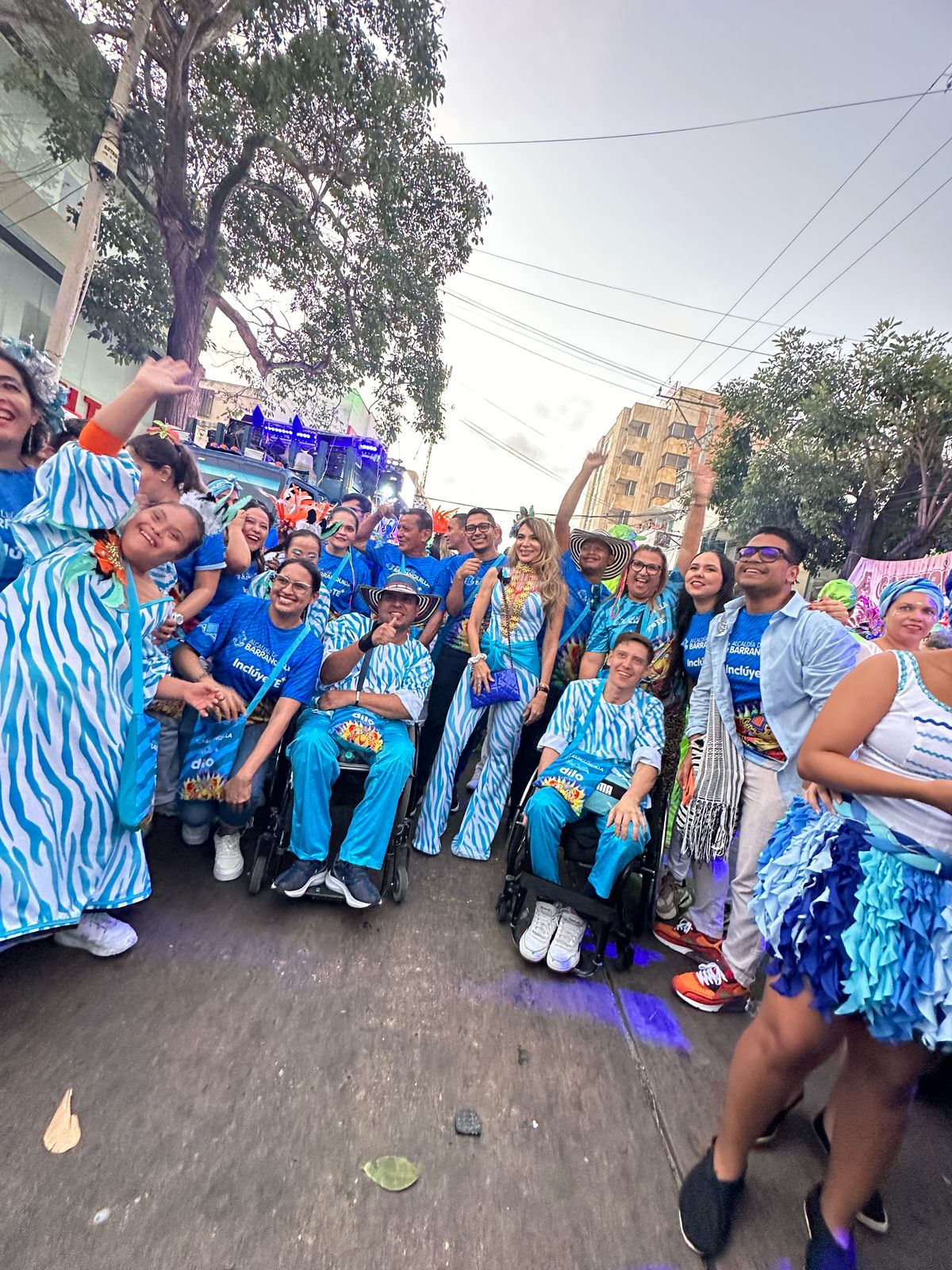 Ana María Aljure junto a grupo de personas en condición de discapacidad en desfile de La Guacherna.