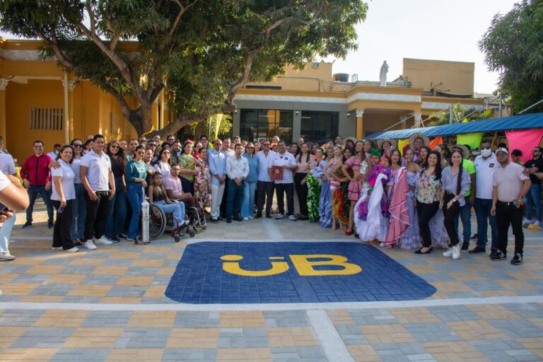 Docentes, administrativos y estudiantes posan en la Institución Universitaria de Barranquilla.