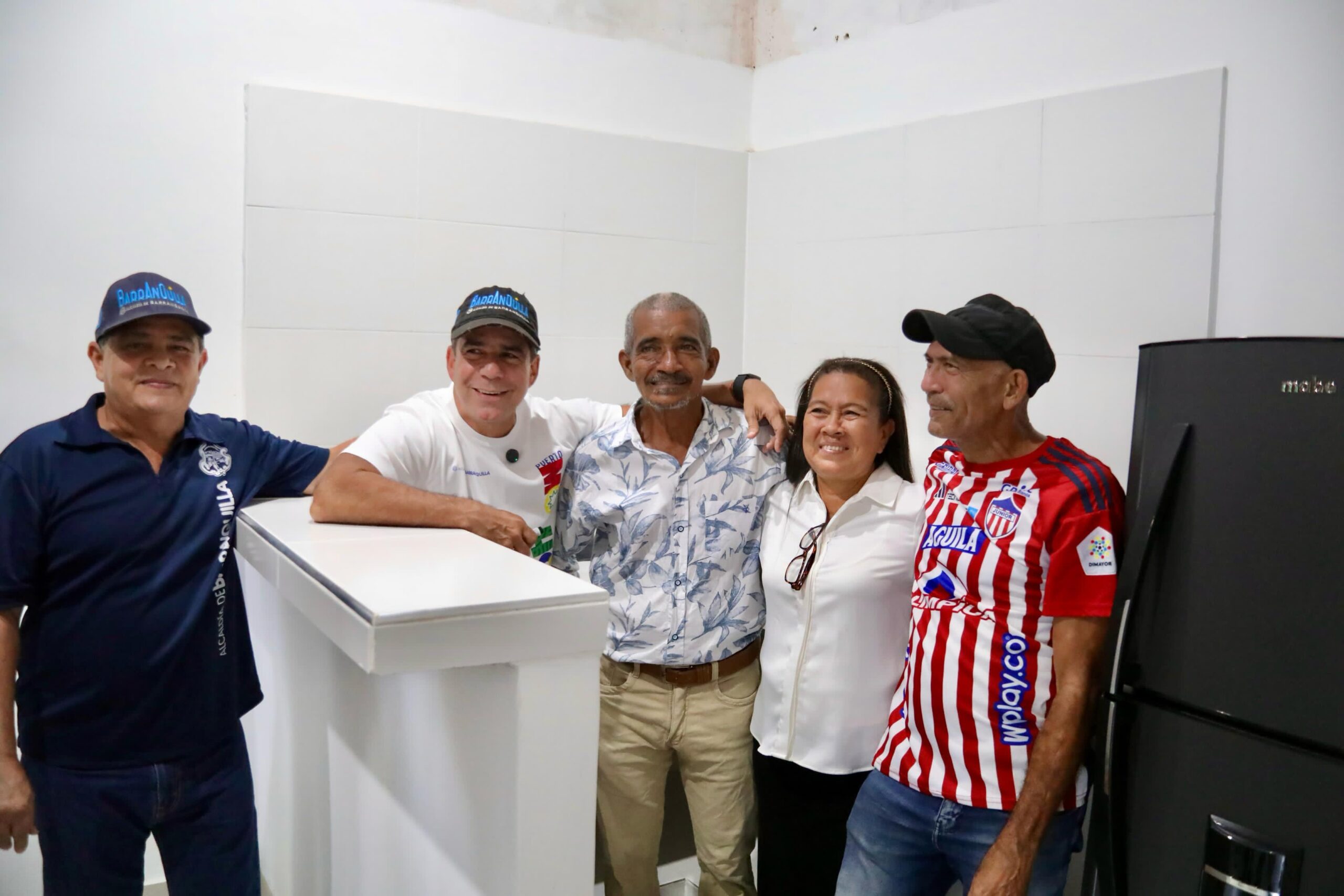 Alcalde Char junto a Rafael Lafont y beneficiarios de Mejoramiento de Viviendas.