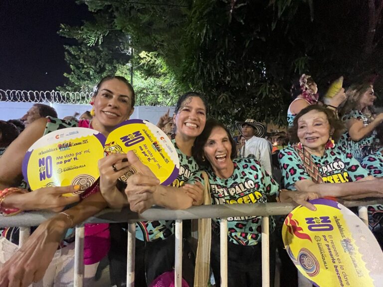 Grupo de mujeres con material pedagógico de campaña 'No es No'. 