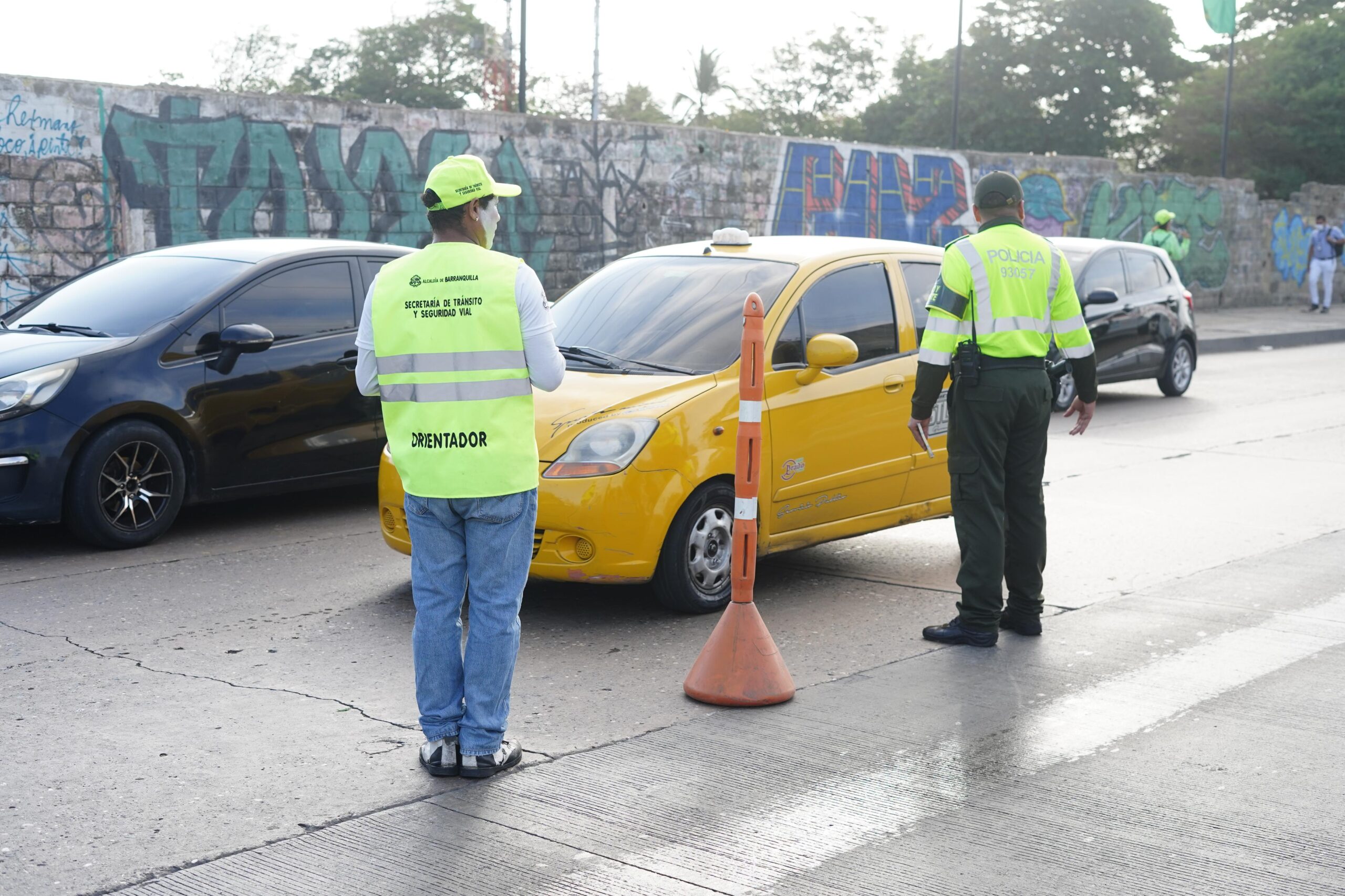 Orientadores y agentes de seguridad en la vía 40