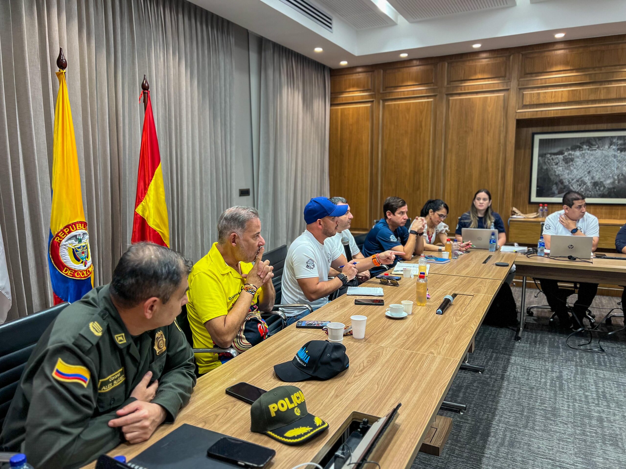 Nelson Patrón junto a funcionarios en reunión previo a La Guacherna.