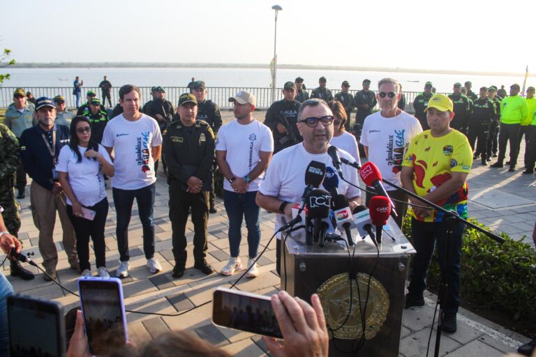 Yesid Turbay junto a funcionarios, en rueda de prensa seguridad del Carnaval 2025.