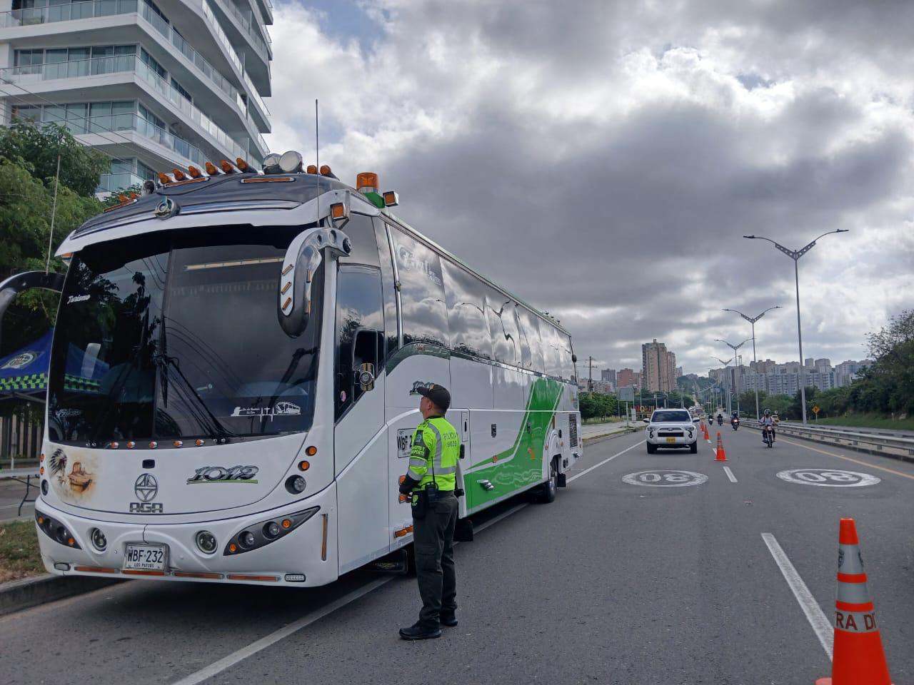 Agente de tránsito realiza operativo de seguridad vial para prevenir riesgos en carreteras.