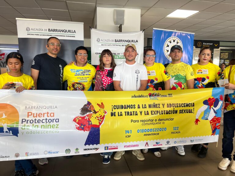 Nelson Patrón junto a grupo de funcionarios en campaña Puerta protectora de la niñez y adolescencia.