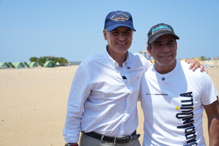 Alcalde Char junto a gobernado de Antioquia Andrés Rendón en la paya de Puerto Mocho.