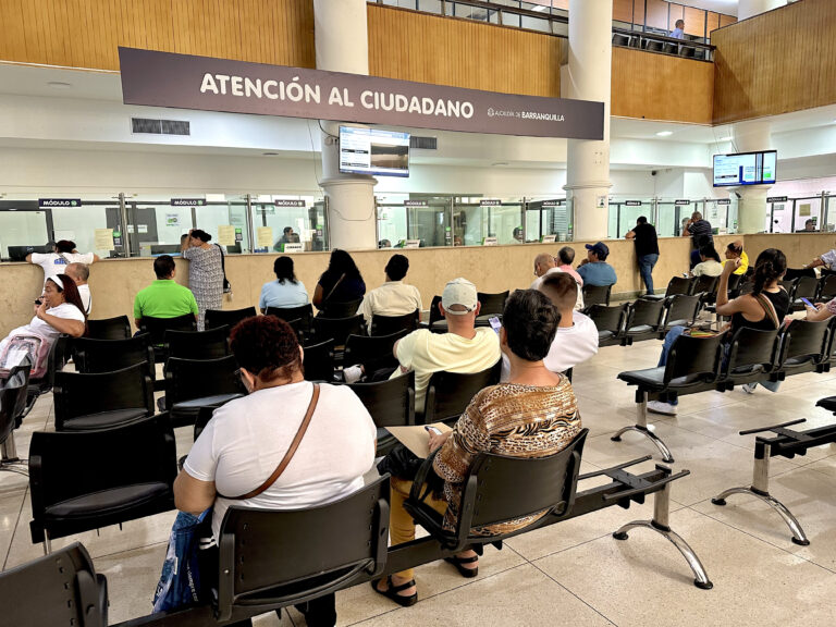 Ciudadano sentados en sala de "Atención al Ciudadano" de la Alcaldía de Barranquilla.