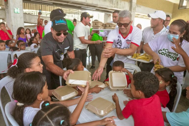 Alcalde Char y Teófilo Gutiérrez entregan desayuno a niños en los comedores escolares.