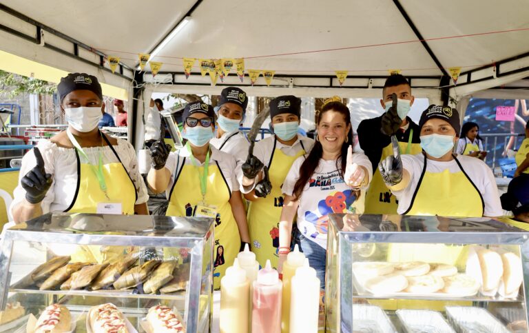 María Eugenia Yunis junto a emprendedores del programa 'De la mano con la Primera'.