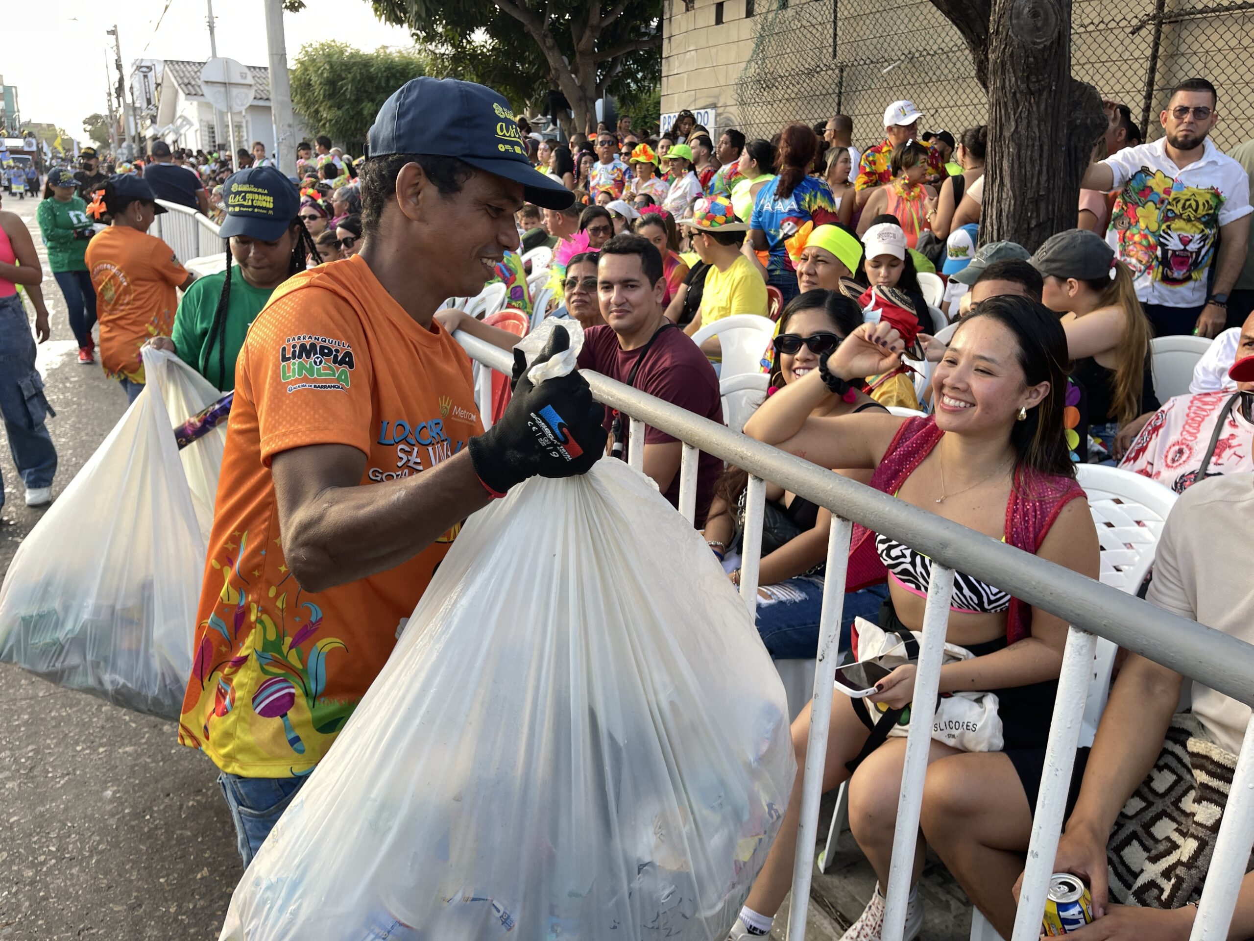 Reciclador recolectando residuos aprovechables en evento del Carnaval 2025.