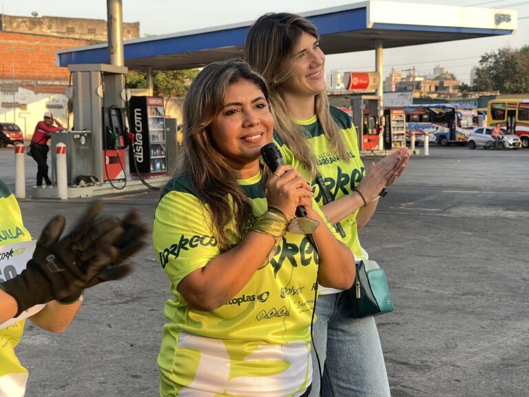 Dina Luz Pardo, jefa de la Oficina de Servicios Públicos, hablando por micrófono.