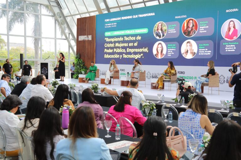 Grupo de personas sentadas durante el foro Liderazgo Femenino que Transforma.