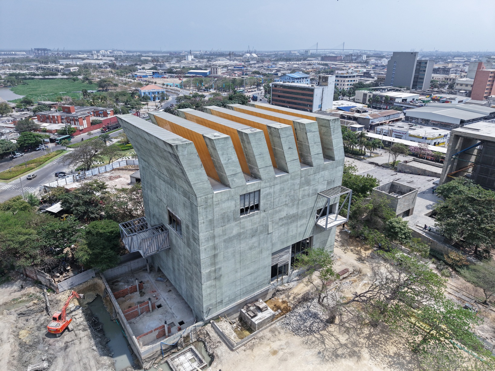 Vista panorámica diurna del Museo de Arte Moderno de Barranquilla.