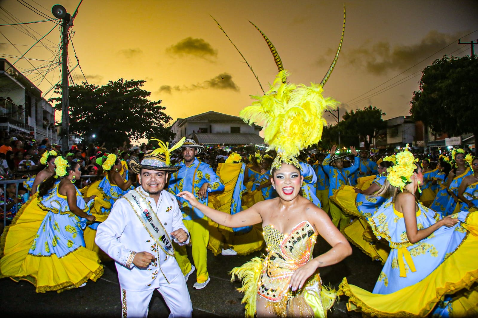 Reyes del Carnaval Distrital 2025 junto a comparsa 'A Otro Nivel' desfilando durante la Noche de Guacherna.