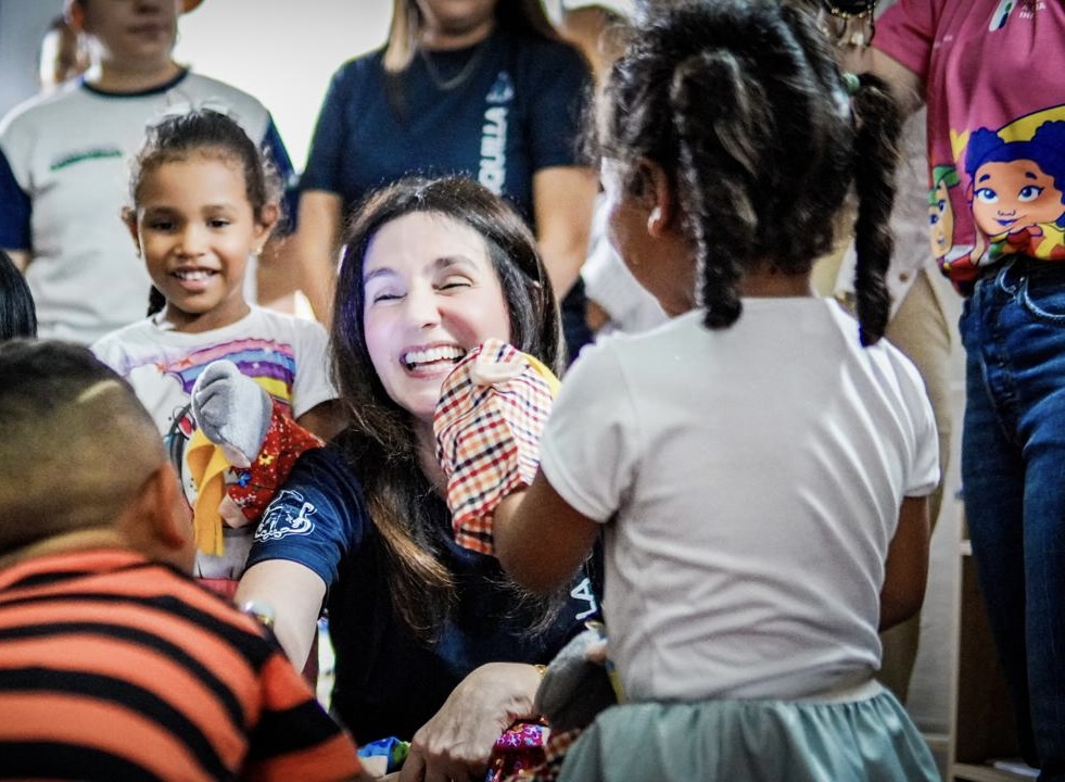 Primera Dama Katya Nule interactuando con un grupo de niños felices