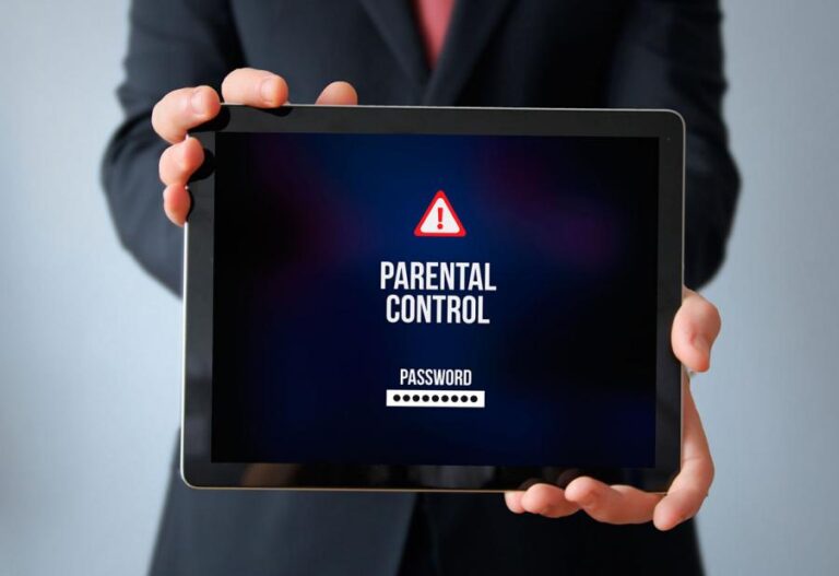Persona sostiene una pantalla con el aviso restrictivo de 'Control parental'.
